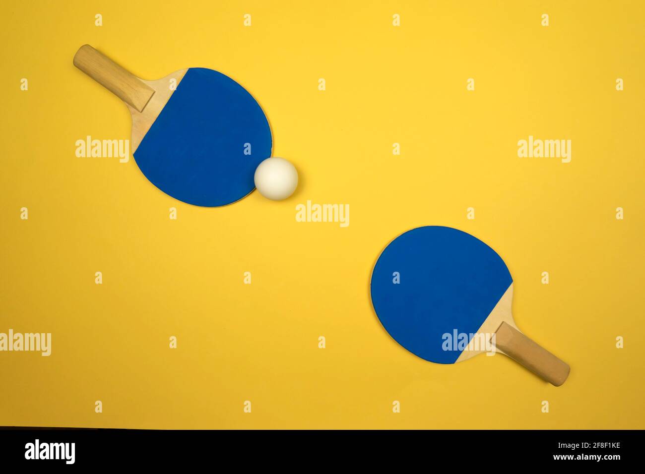 Racchette da ping pong giacciono su un tavolo pronto per il torneo Foto Stock