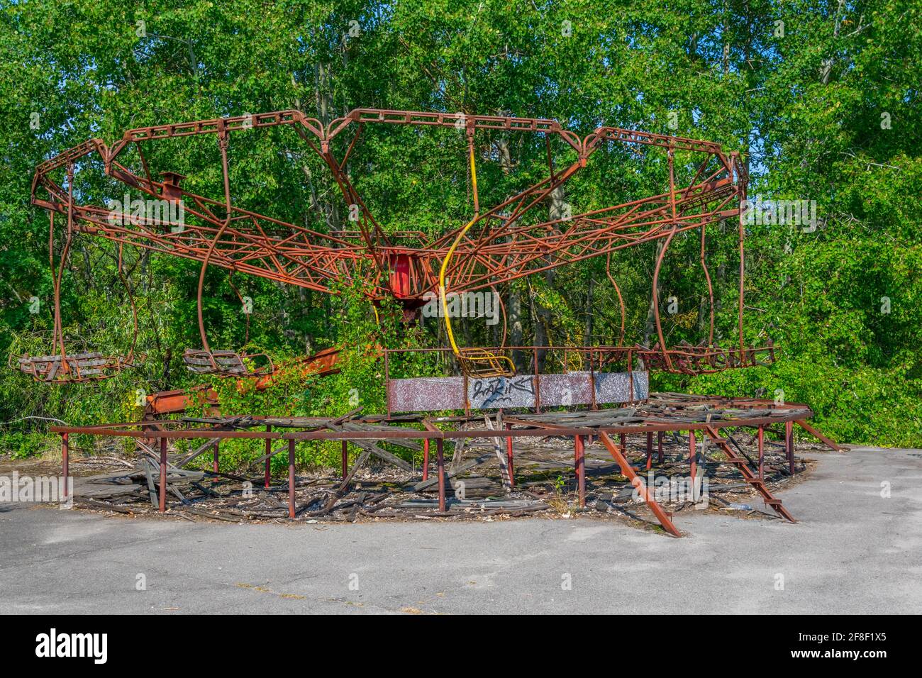 Broken carosello al parco divertimenti Pripyat in Ucraina Foto Stock