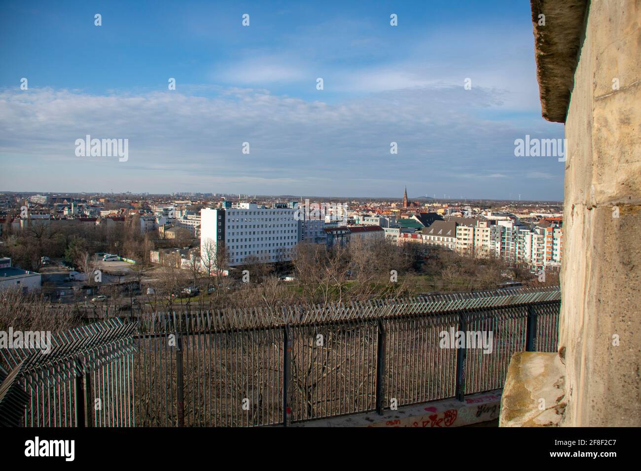 Paesaggio di Flakturm III a Volkspark Humboldthain Berlino Foto Stock