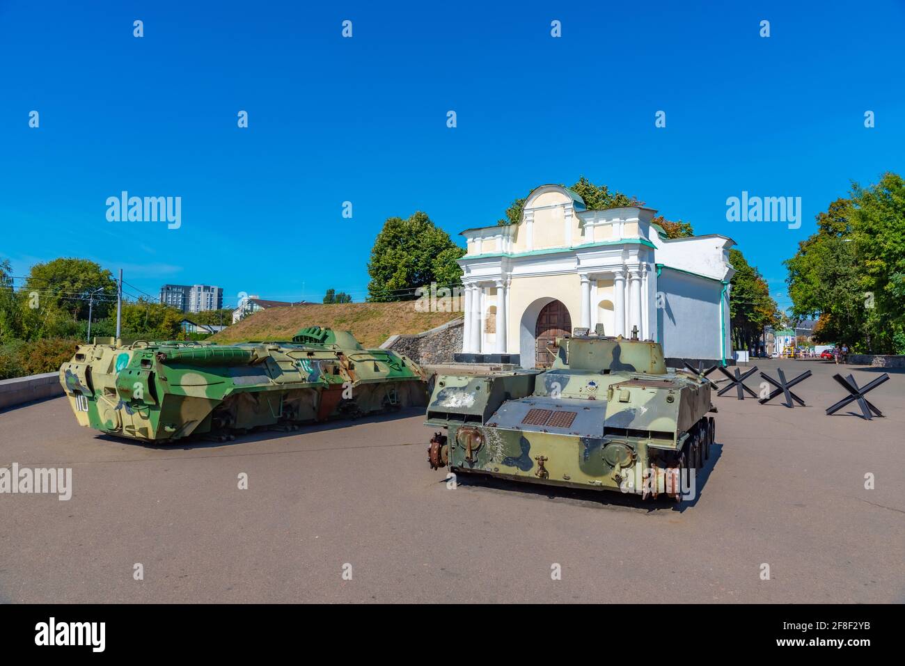 Veicoli militari esposti vicino al memoriale della madre a Kiev, Ucraina Foto Stock