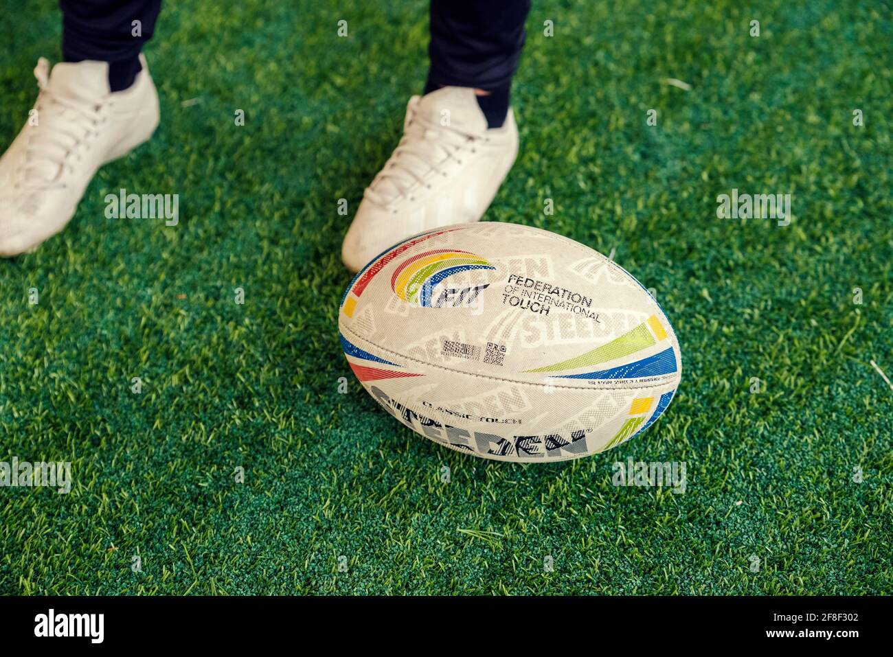 Bulgaria, Sofia, 20 FEBBRAIO 2021: Palla per il calcio australiano chiamato tocco di un campo da gioco e parte del corpo umano prima di iniziare la partita Foto Stock