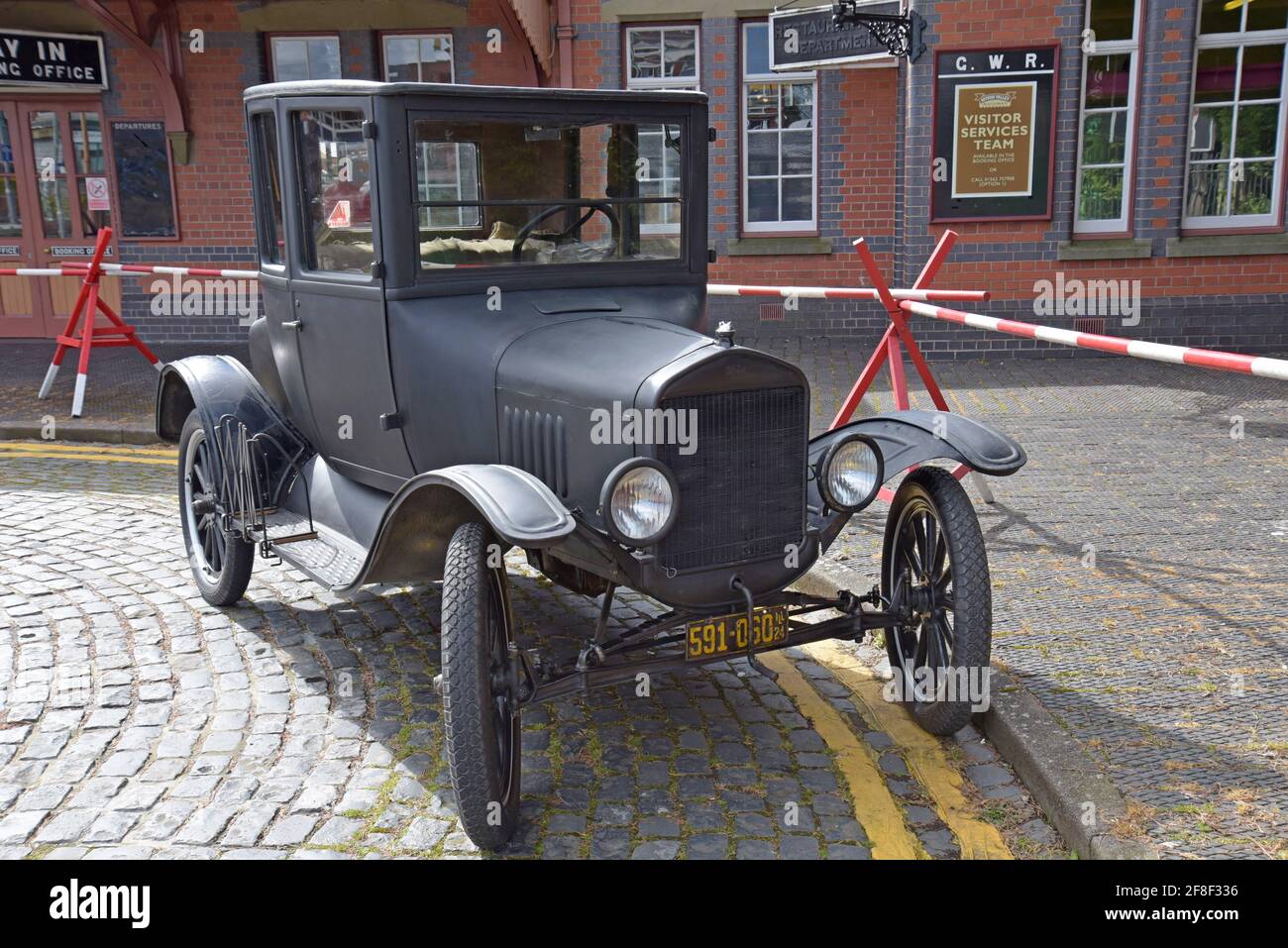 Una Model T Ford Coupe d'epoca risalente agli anni '20 fuori dalla stazione ferroviaria di Kidderminster, Worcestershire, Regno Unito Foto Stock