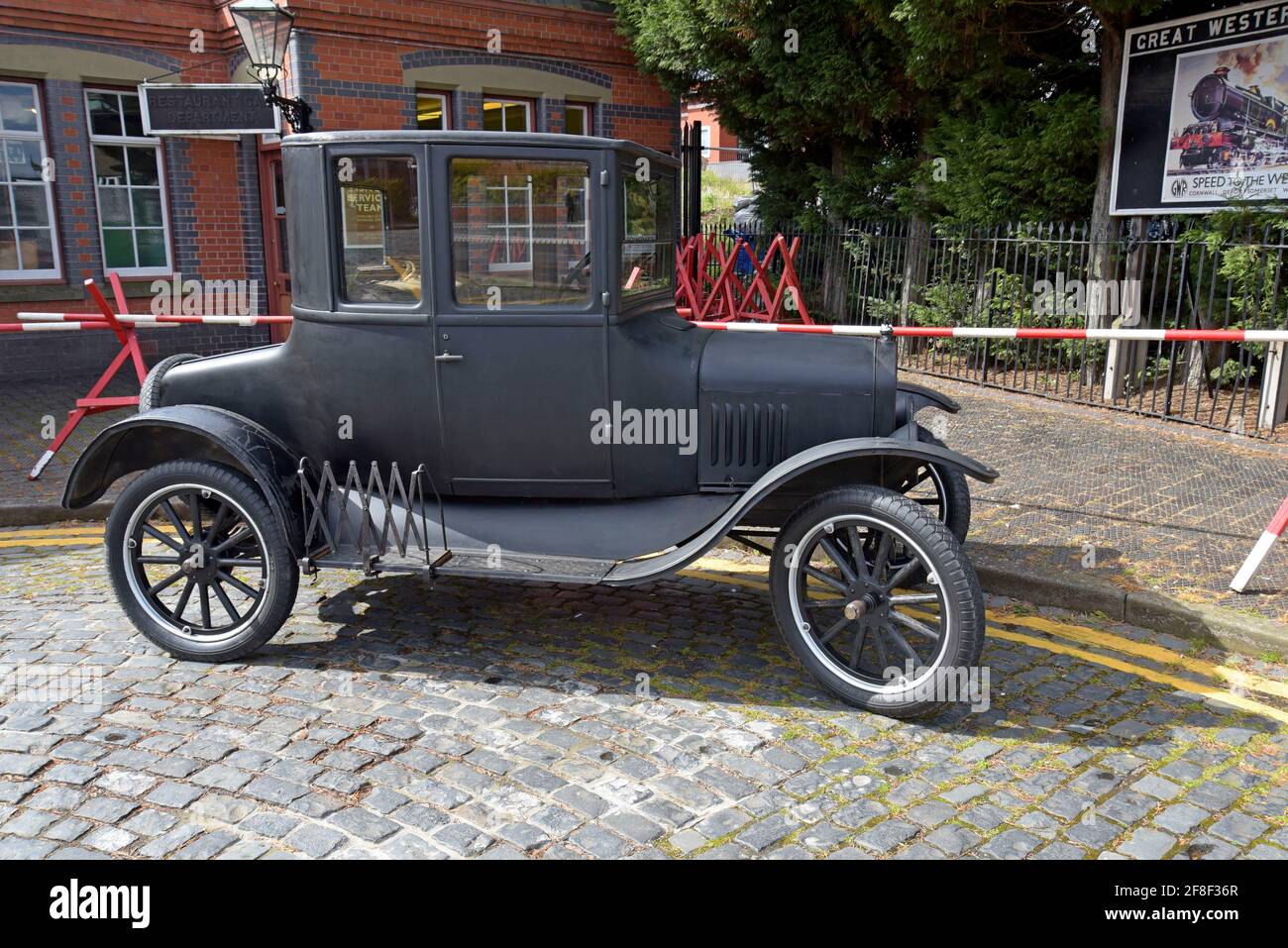 Una Model T Ford Coupe d'epoca risalente agli anni '20 fuori dalla stazione ferroviaria di Kidderminster, Worcestershire, Regno Unito Foto Stock
