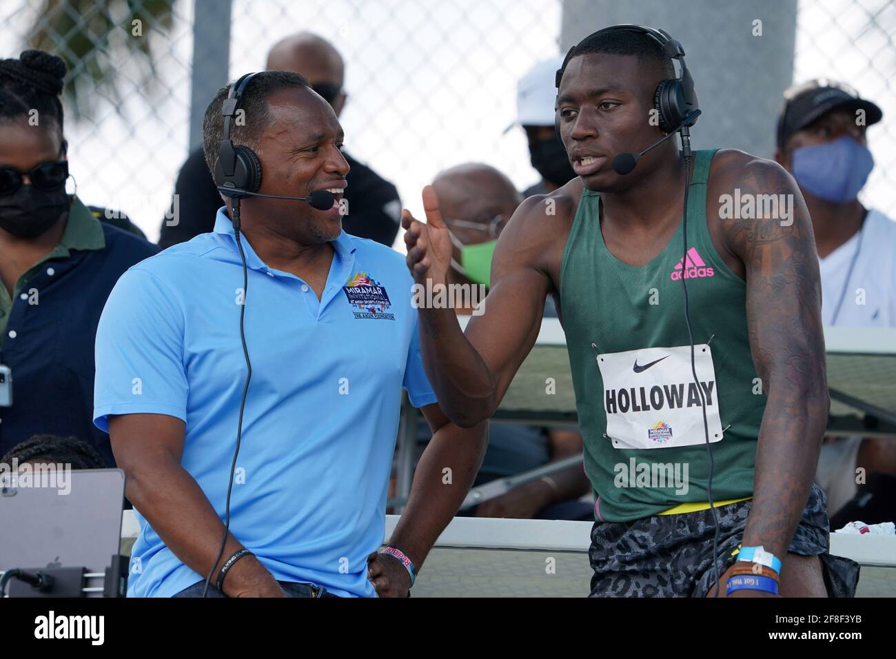 L'emittente sportiva della NBC ATO Boldon (a sinistra) intervista il vincitore di 110m ostacoli Grant Holloway (USA) durante il Miramar Invitational, sabato 10 aprile 2021 Foto Stock