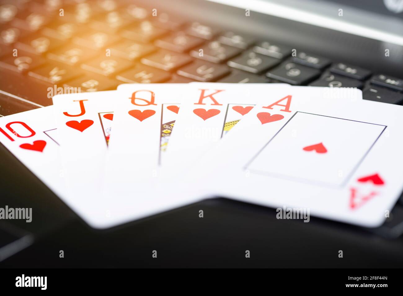 Piattaforma di gioco online, casinò e business di gioco d'azzardo. Carte da poker sulla tastiera del computer portatile. Foto Stock