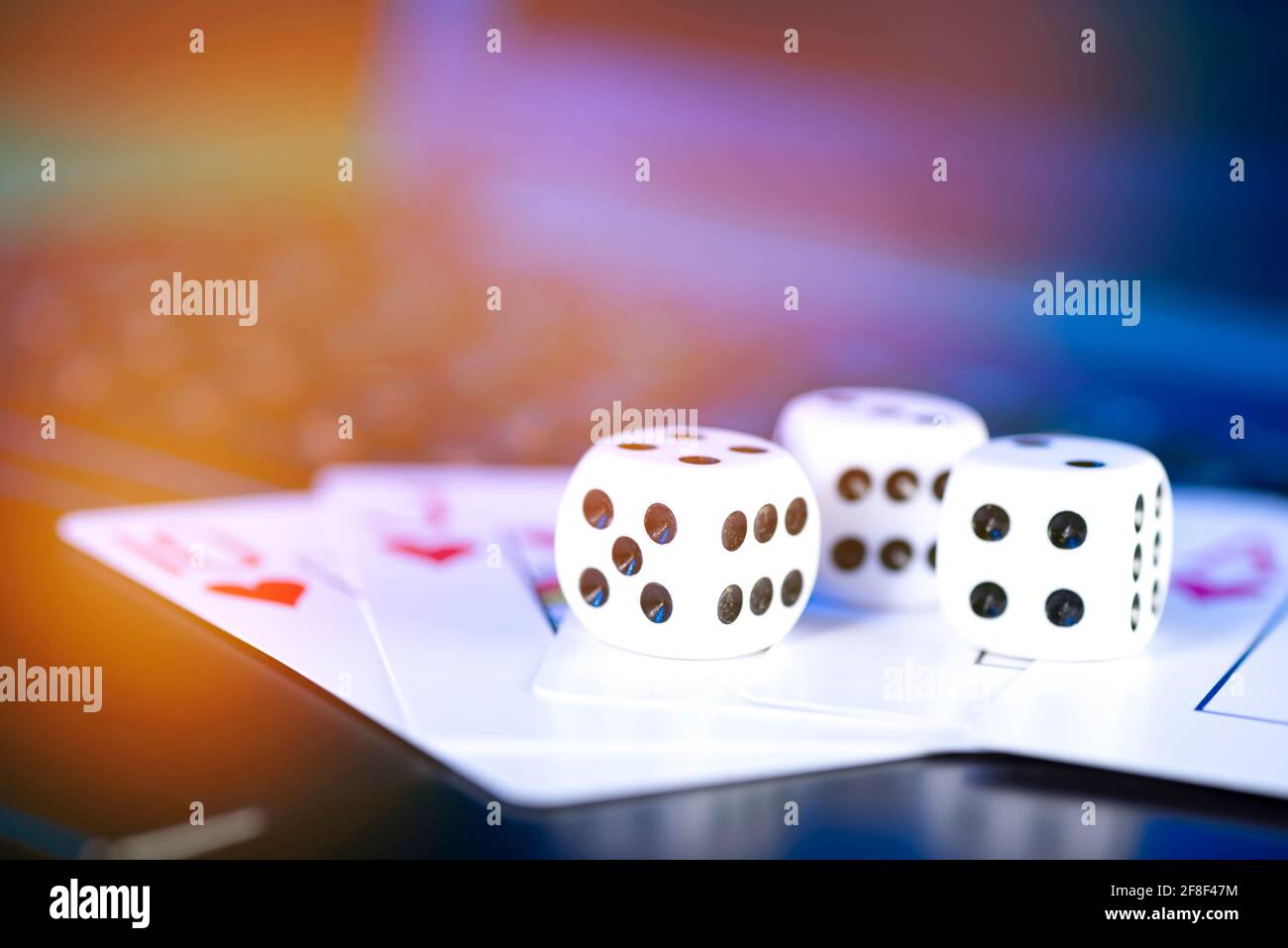 Piattaforma di gioco online, casinò e business di gioco d'azzardo. Schede, dadi sulla tastiera del computer portatile. Foto Stock