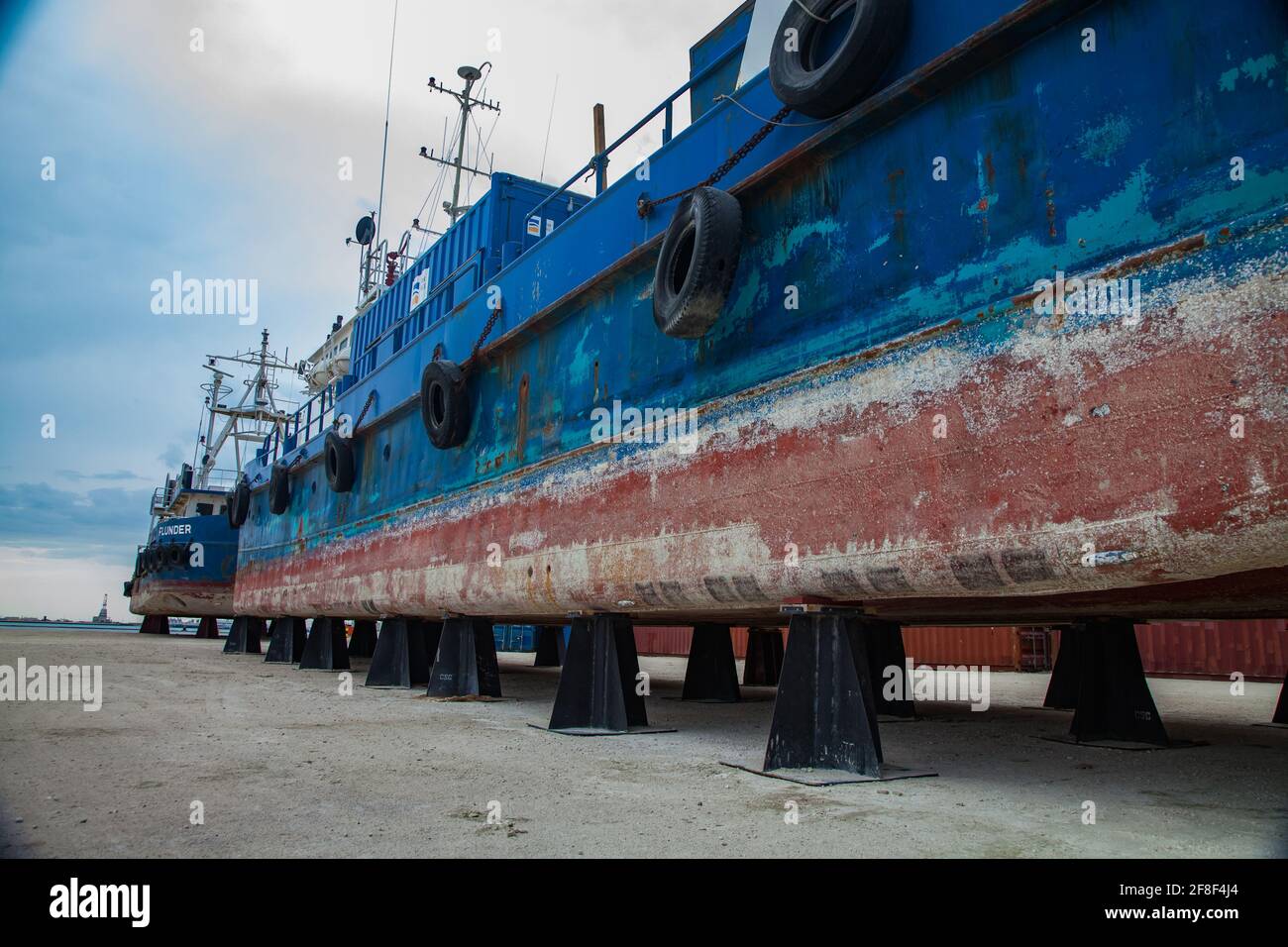 Mangystau, Kazakistan - 19 maggio 2012: Baia di Bautino, Mar Caspio, cantiere navale. Nave in riparazione. Fondo della nave in acciaio arrugginito. Bel cielo blu. Foto Stock