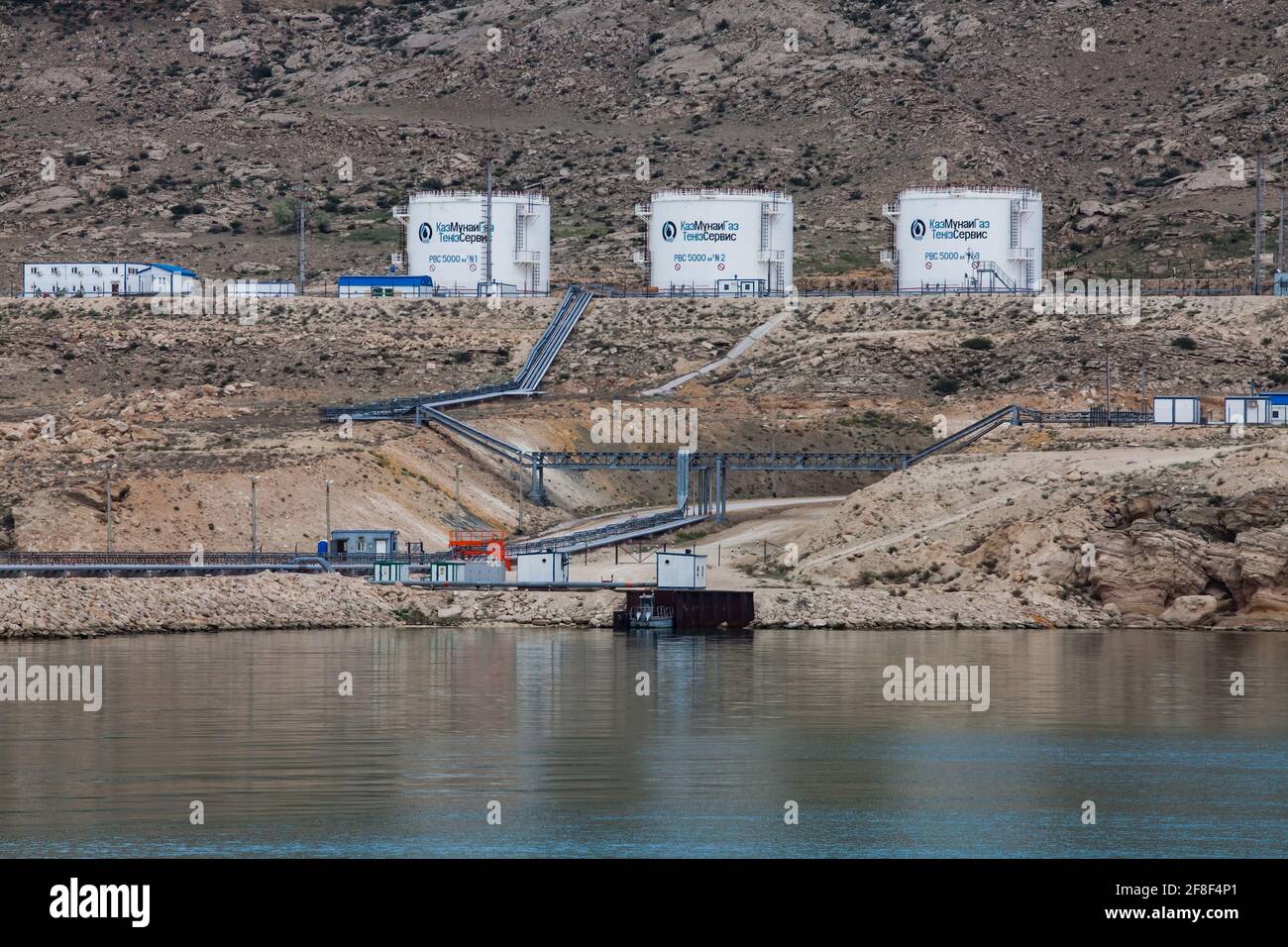 Mangystau, Kazakistan: Baia di Bautino. Terminale di carico per navi cisterna. Serbatoi e condotte di stoccaggio olio della società KazMunaiGaz. Foto Stock