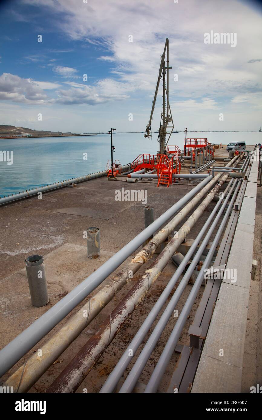 Mangystau, Kazakistan: Baia di Bautino. Terminale di carico del petrolio sul Mar Caspio. Braccio di carico e tubi del sistema di riempimento. Foto Stock