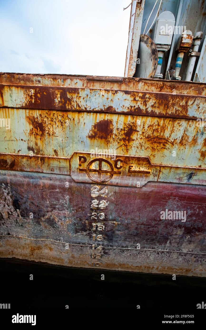 Lato della nave arrugginito e invecchiato. Chiatta nel terminale di carico. Primo piano della foto Foto Stock