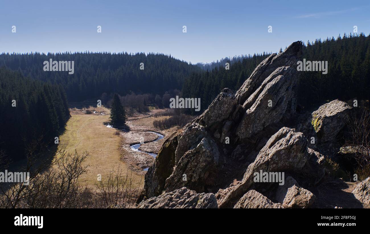 Rock di Bieley, situato in Belgio e chiamato anche Rocher du Bieley. Tra le rocce un bel ruscello e alberi. Foto Stock
