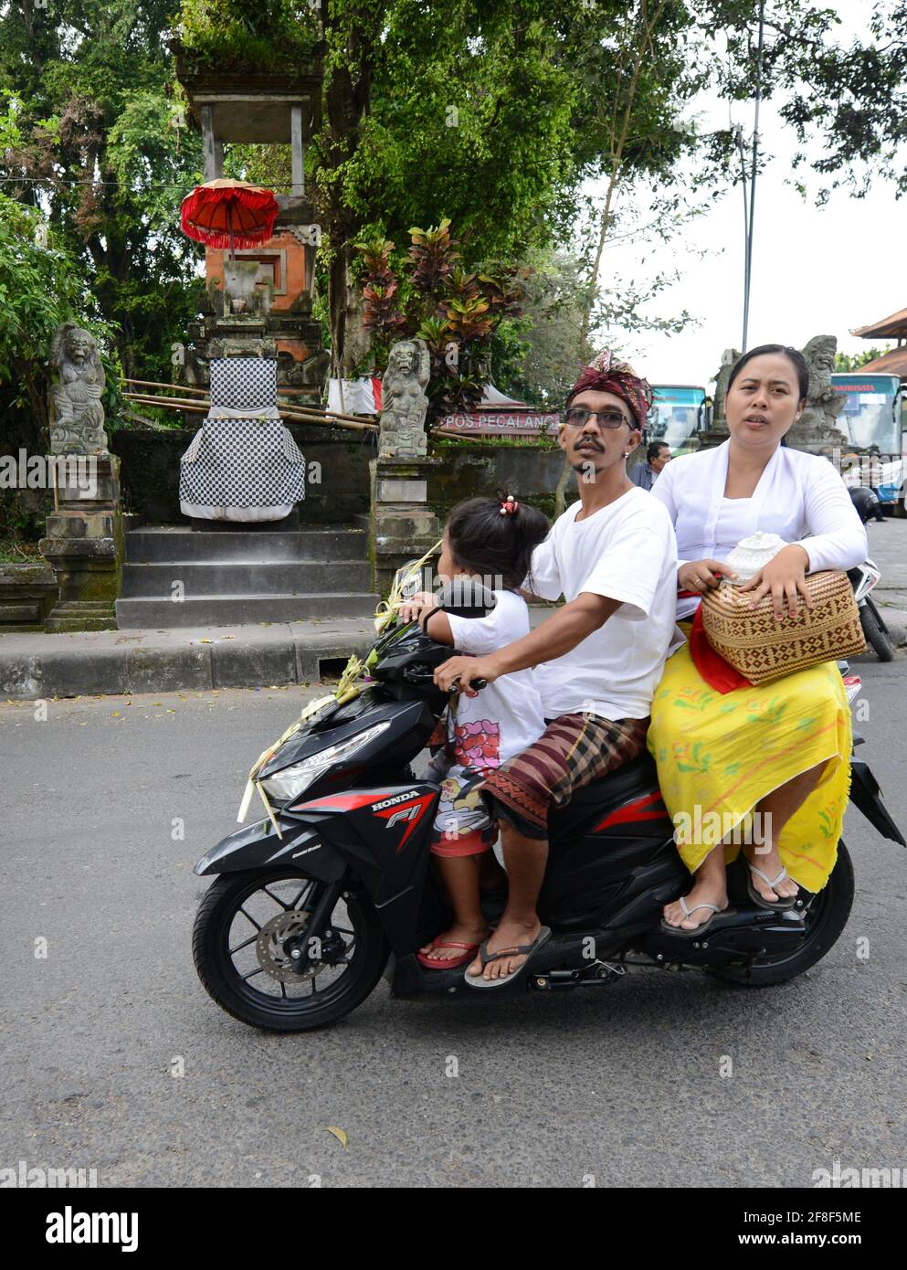 Una famiglia balinese su uno scooter a Ubud, Bali, Indonesia Foto stock -  Alamy