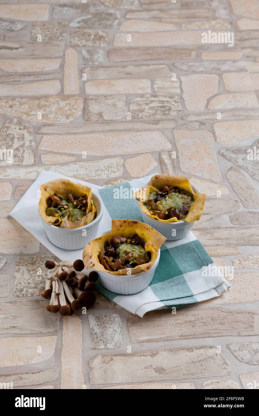 Lasagne integrali con broccoli e funghi Foto Stock