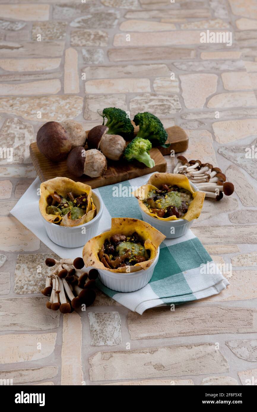 Lasagne integrali con broccoli e funghi Foto Stock
