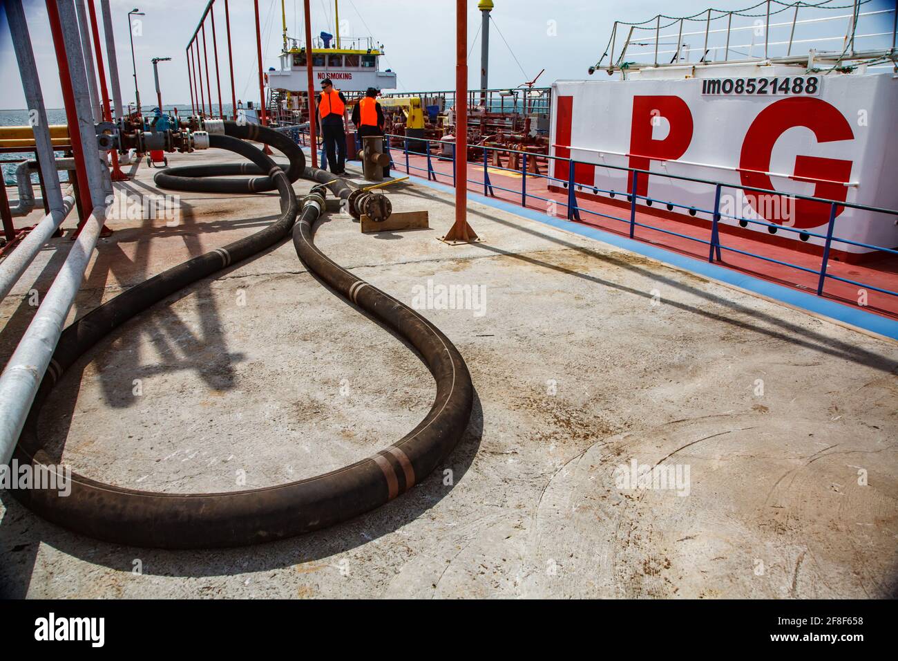 Aktau, Kazakhstan- AY 19 2012: Nave cisterna GPL 'Anbutane' per il trasporto di gas liquefatto.Mar Caspio, gas di carico terminal.tubo flessibile di gas sul molo. Foto Stock