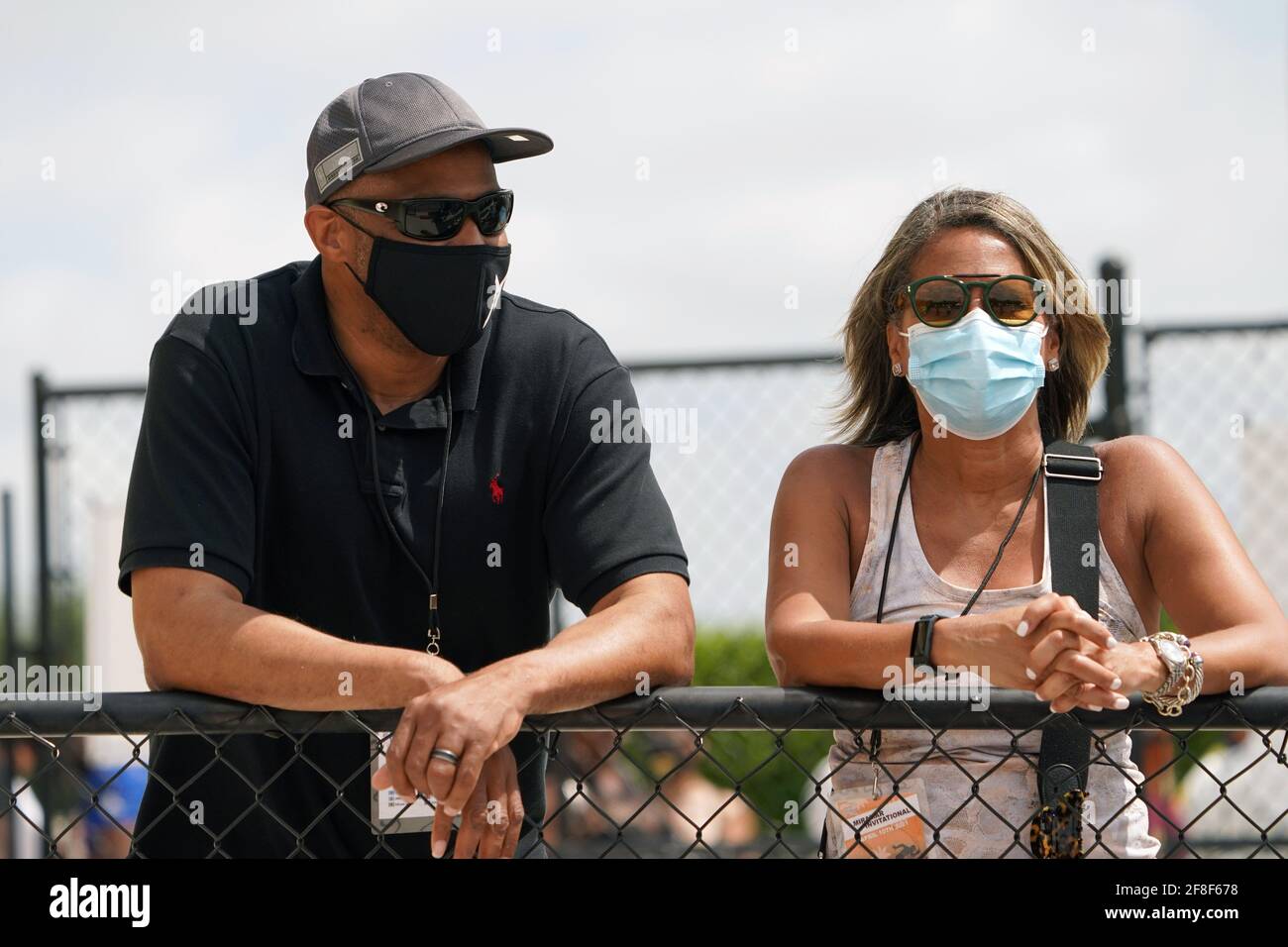 USA Track & Field sedia ad alte prestazioni Mike Powell (sinistra) E capo operating officer Renee chube Washington indossare maschere facciali Durante il Miramar Inv Foto Stock