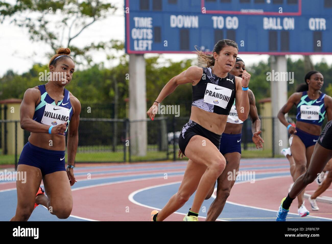Jenna Prandini (USA) sconfigge Briana Williams (JAM) per vincere i 200 metri delle donne in un vento-aiutato 22.29 durante l'Invitational Miramar, sabato 10 aprile, Foto Stock