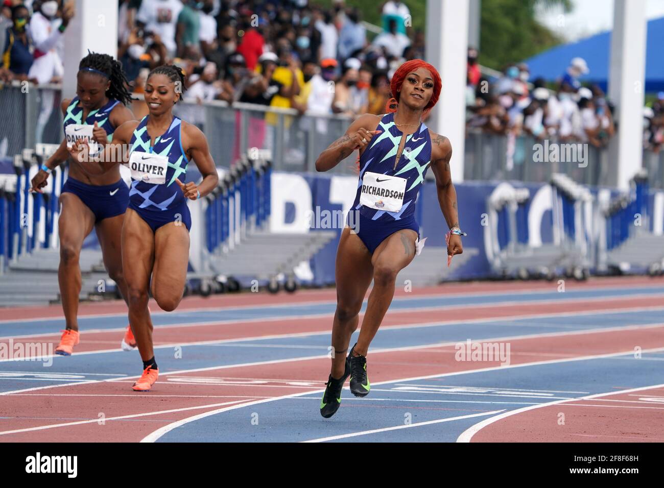 Sha'Carri Richardson (USA), destra, defeats Teahna Daniels (USA), sinistra, e Javianne Oliver (USA) per vincere la donna 100 m nel 10.72 durante il Miramar Foto Stock