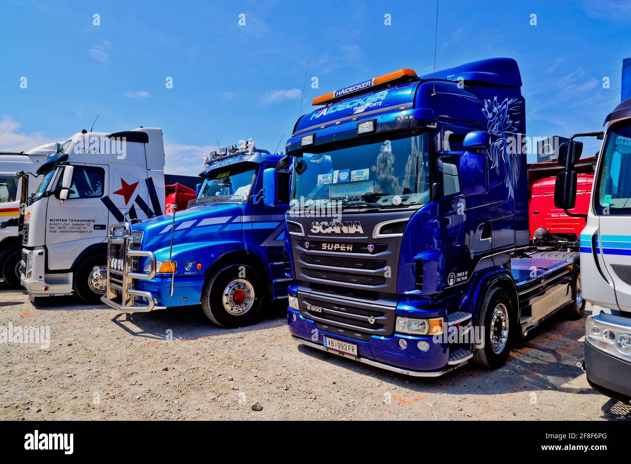 vorchdorf, austria, 02 luglio 2016, volvo siluro truck e scania r500 a un evento truck Foto Stock