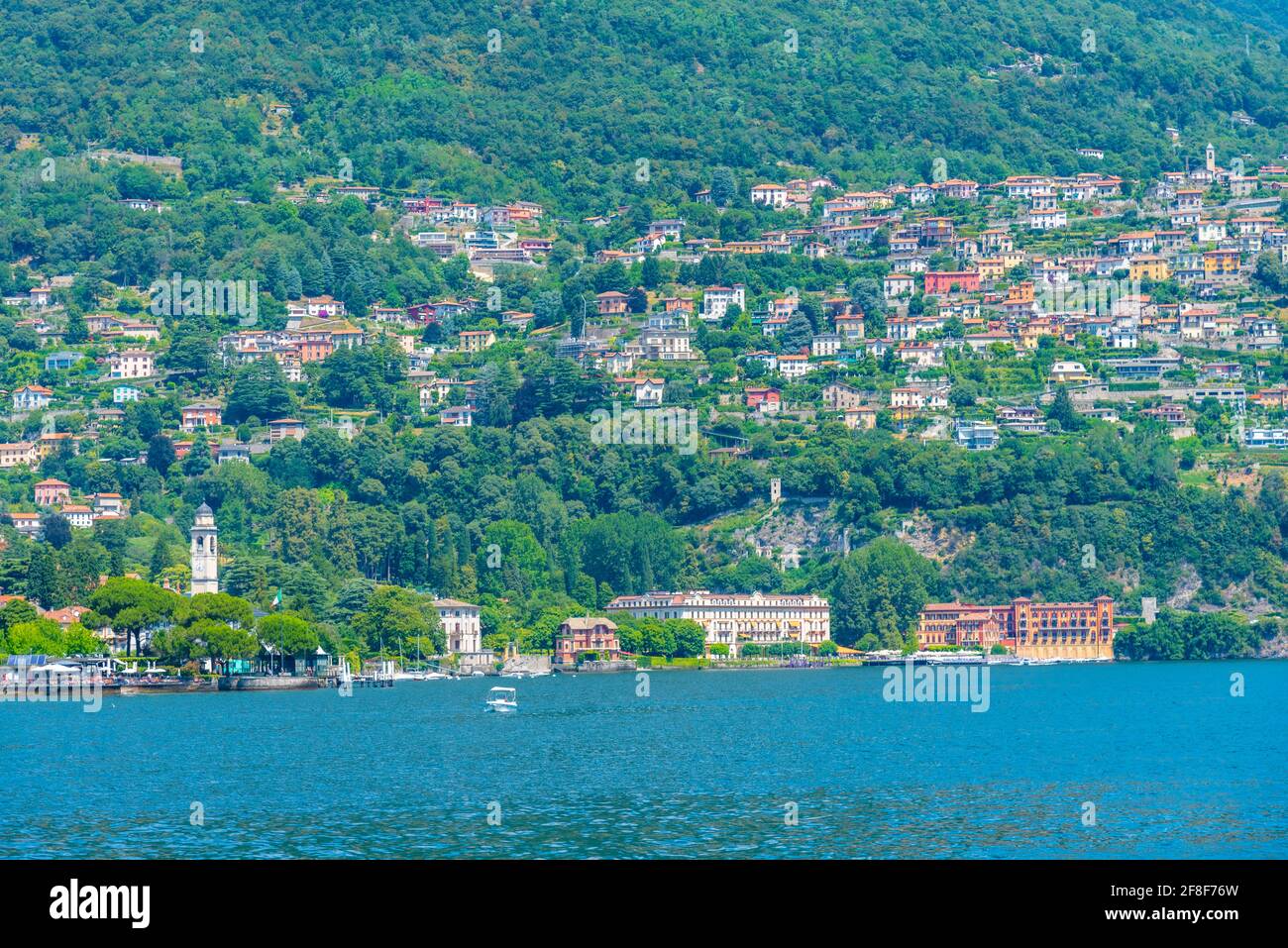 Vista sul lago della città di Cernobbio vicino al lago di Como in Italia Foto Stock
