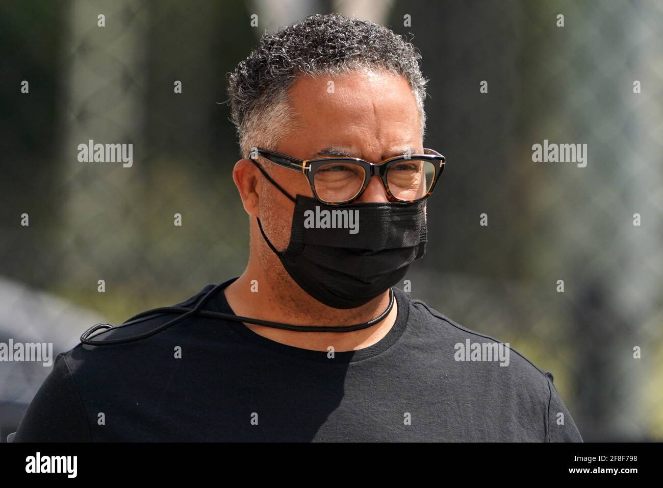 USA Track & Field Chief Executive Officer Max Siegel, indossa una maschera facciale durante l'Invitational Miramar, sabato 10 aprile 2021, a Miramar, Fla. Foto Stock