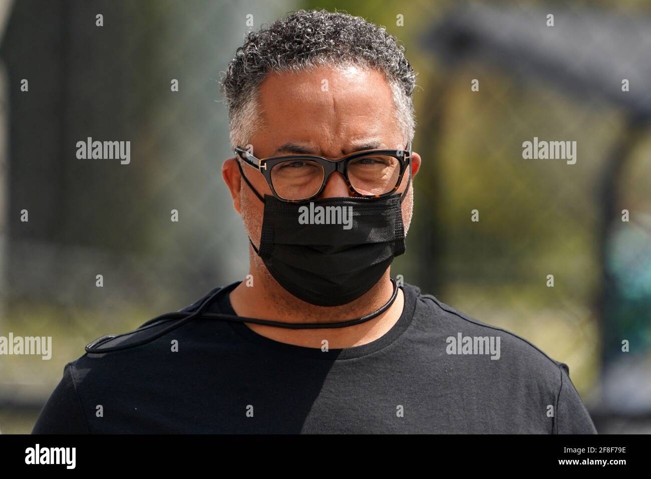 USA Track & Field Chief Executive Officer Max Siegel, indossa una maschera facciale durante l'Invitational Miramar, sabato 10 aprile 2021, a Miramar, Fla. Foto Stock