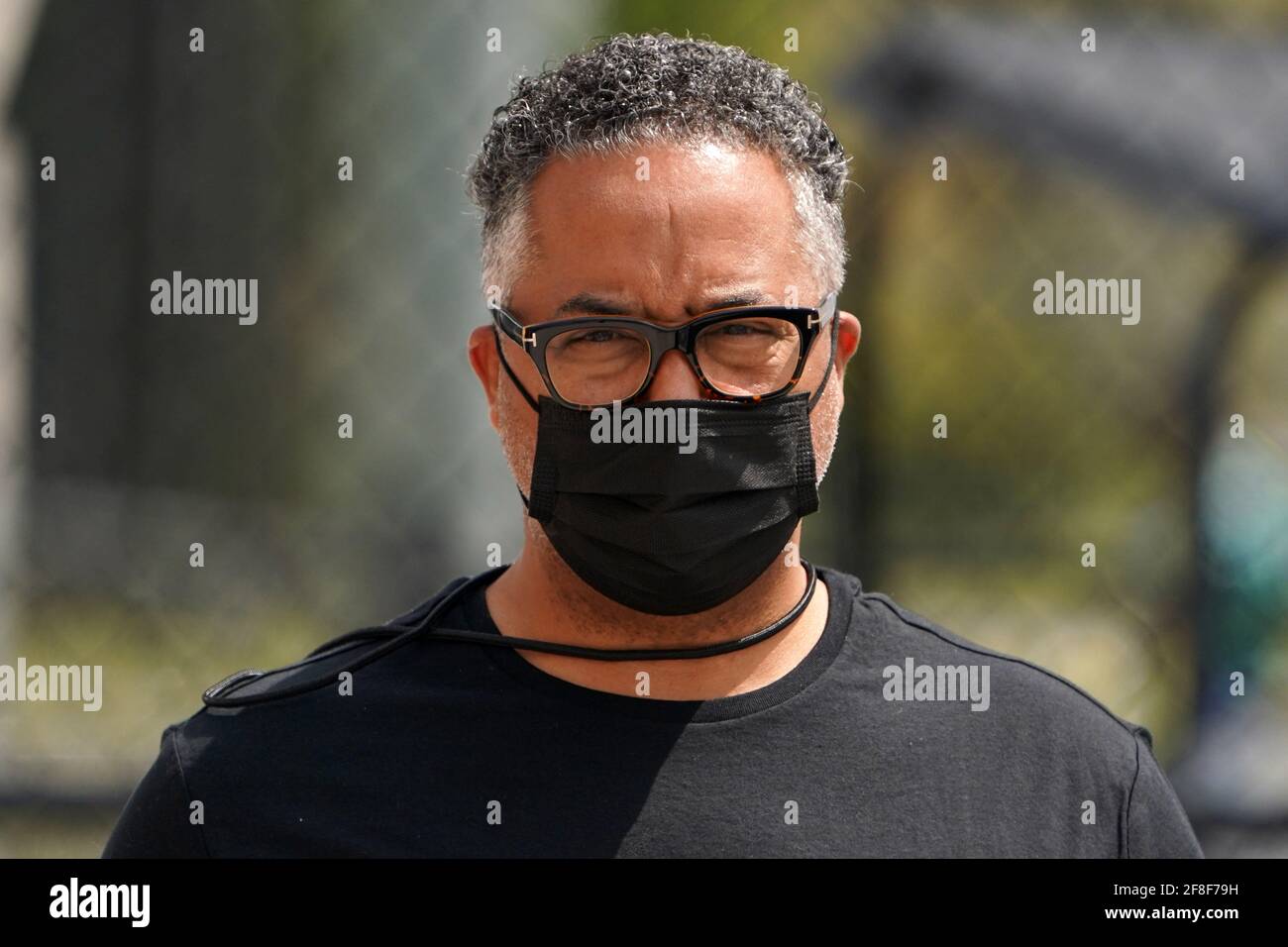 USA Track & Field Chief Executive Officer Max Siegel, indossa una maschera facciale durante l'Invitational Miramar, sabato 10 aprile 2021, a Miramar, Fla. Foto Stock