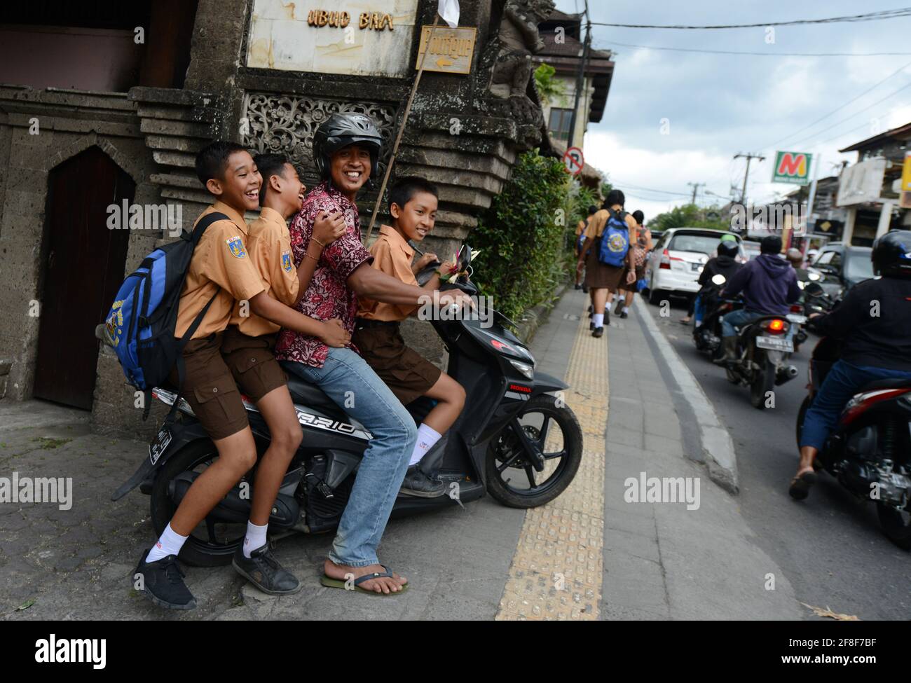 Quattro ragazzi su una piccola moto. Bali, Indoensia. Foto Stock