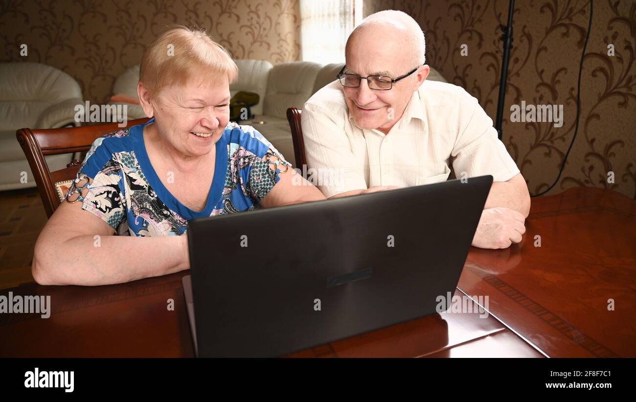 Ritratto di felice anziana coppia con computer portatile che ha videochattare. Anziano anziano anziano coppia anziano lifestyle comunicante tecnologia c Foto Stock
