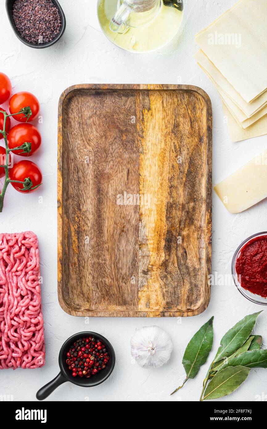 Lasagne di carne ingredienti, su fondo di pietra bianca, vista dall'alto, disposizione piatta, con spazio per la copia del testo Foto Stock