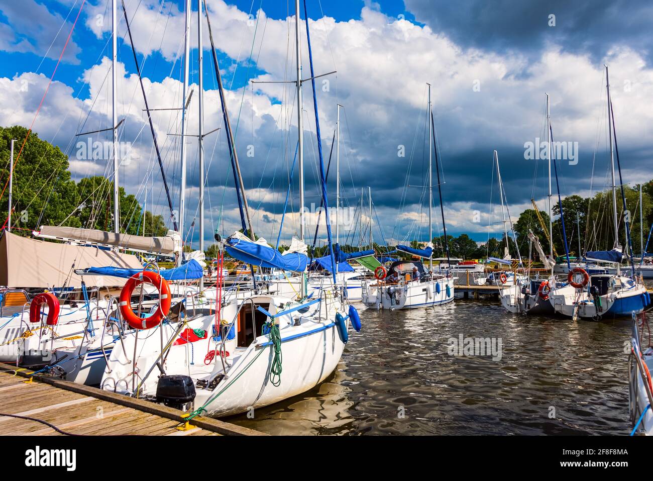 Barche ormeggiate in un porto. Barche a vela nel molo. Vacanze estive, crociera, ricreazione, sport, regata, attività di svago, servizio, turismo Foto Stock