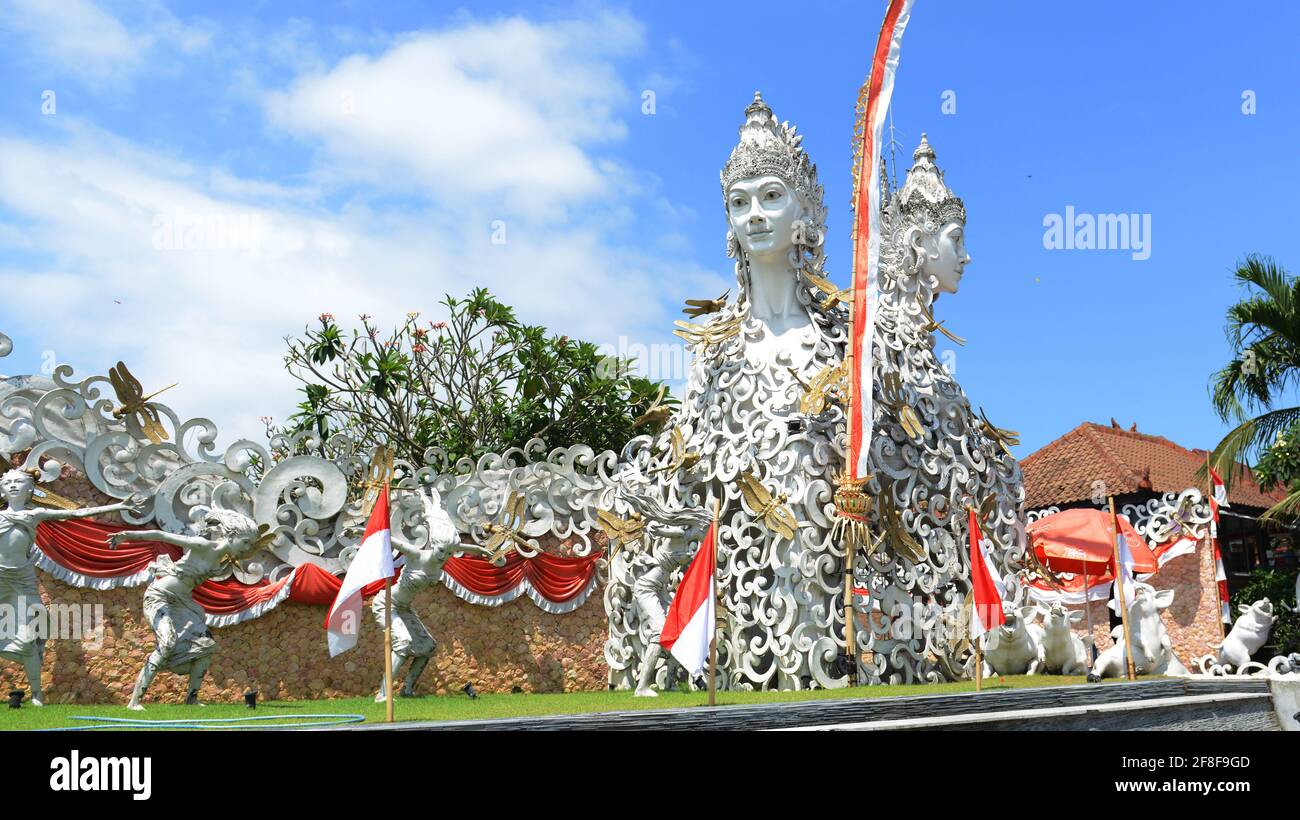 Una scultura indù indonesiana in una rotatoria a Denpasar, Bali, Indonesia. Foto Stock