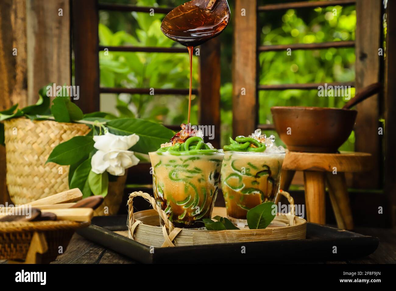 Es Cendol. Popolare dessert indonesiano ghiacciato di pan noodle jelly con latte di cocco e zucchero di canna Foto Stock