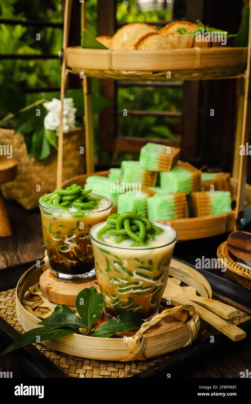Es Cendol. Popolare dessert indonesiano ghiacciato di pan noodle jelly con latte di cocco e zucchero di canna Foto Stock