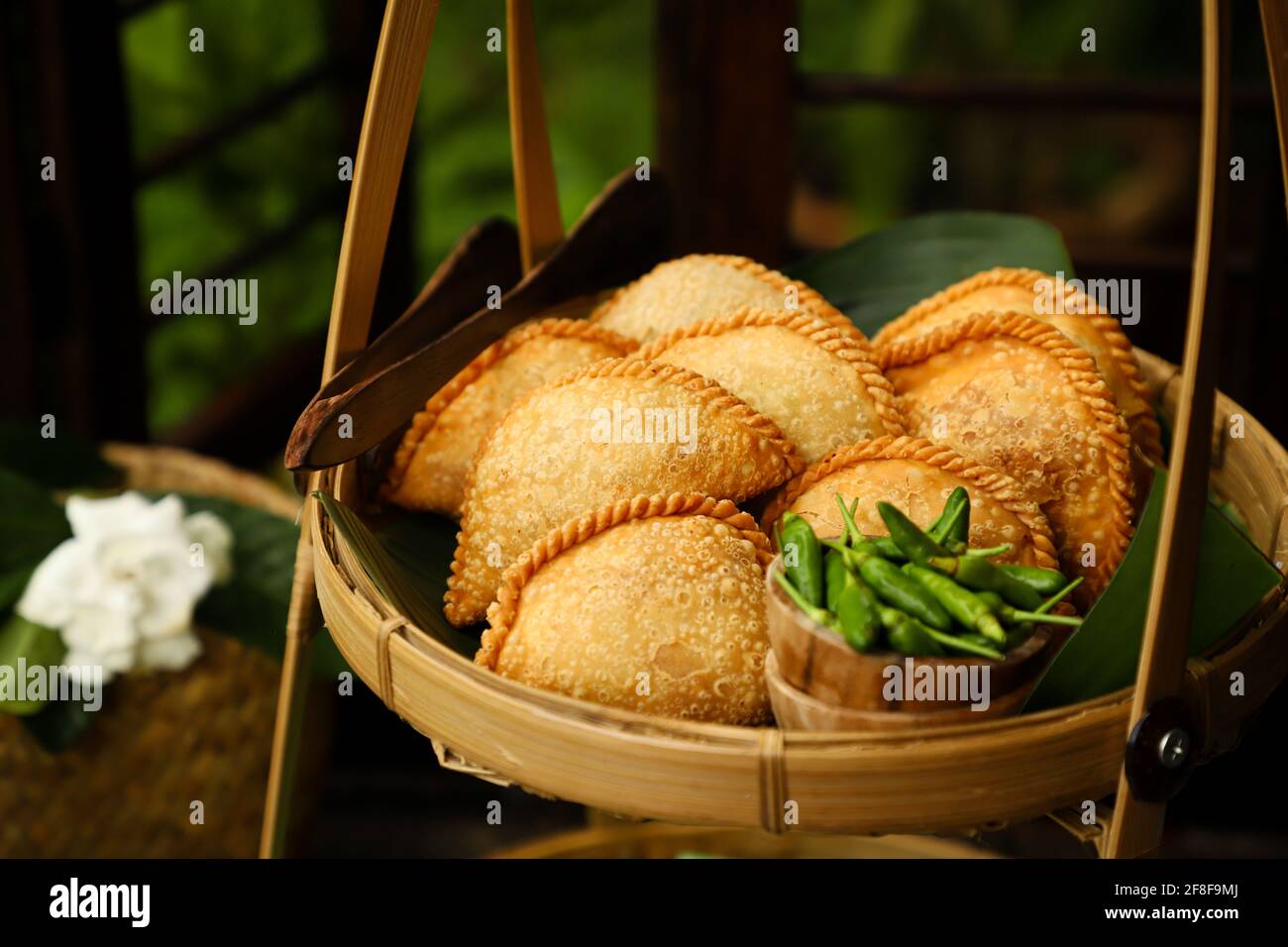 Goreng pastello. Peranakan spuntino di pasta sfoglia croccante fritta con ripieno di verdure. Foto Stock