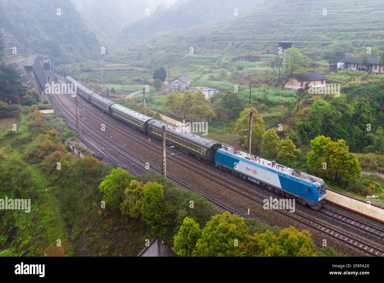 (210414) -- CHANGSHA, 14 aprile 2021 (Xinhua) -- Foto aerea scattata il 11 aprile 2021 mostra il treno 7265 che va alla stazione di Wanyan nella provincia di Hunan della Cina centrale. I treni 7265/7266/7267 iniziarono a funzionare nel 1995, estendendosi per più di 300 chilometri dalla stazione di Huaihua alla stazione di Lixian. I treni passano 37 fermate lungo la strada in 9 ore e 16 minuti. I prezzi dei biglietti variano da 1 yuan a 23.5 yuan (circa 0.15-3.59 dollari USA), che non sono stati aumentati in 26 anni. I treni attraversano le montagne di Wuling. Grazie a loro, gli abitanti del villaggio non solo possono trasportare frutta, verdura Foto Stock