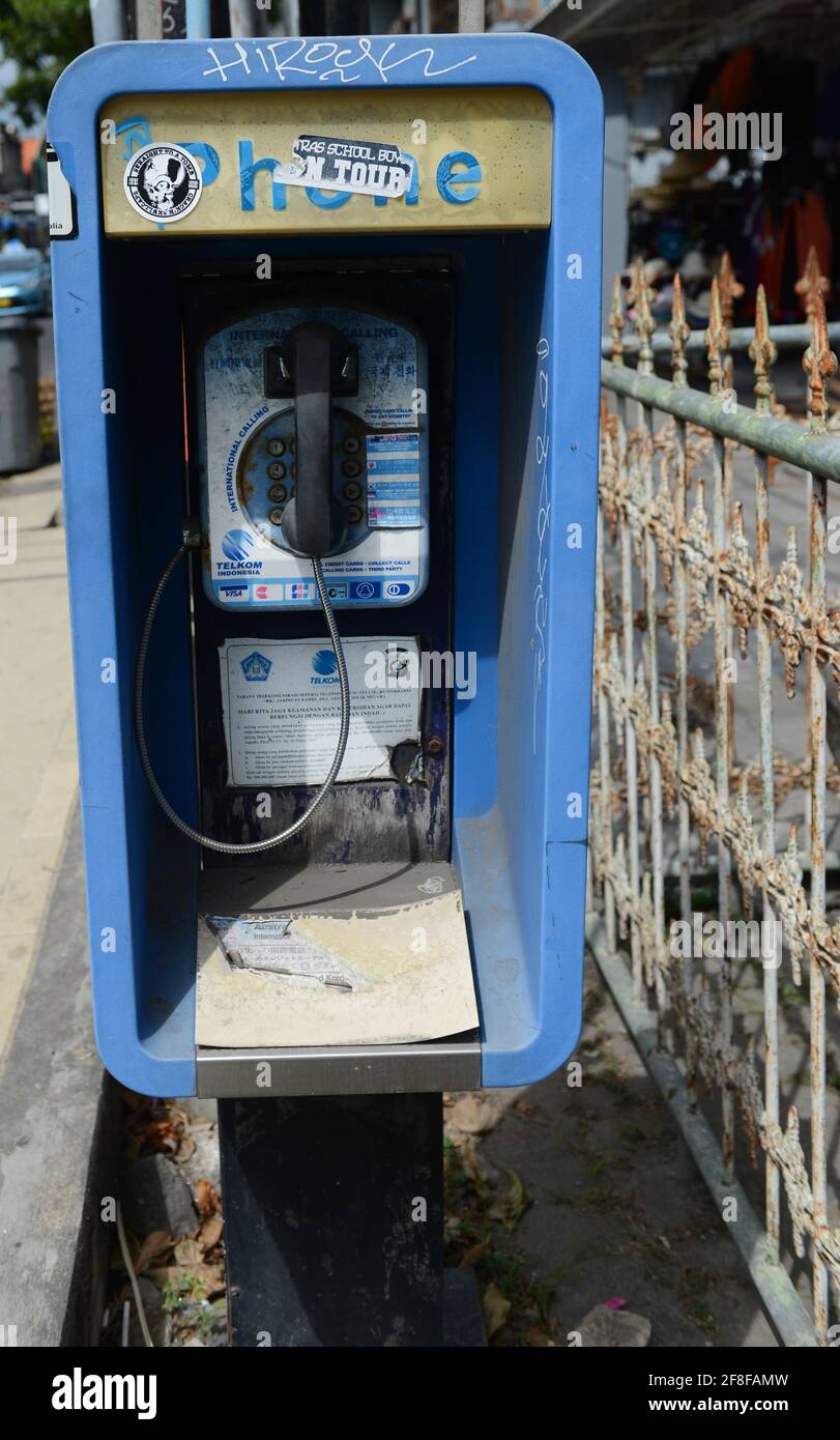 Un telefono pubblico indonesiano a Kuta, Bali, Indonesia. Foto Stock