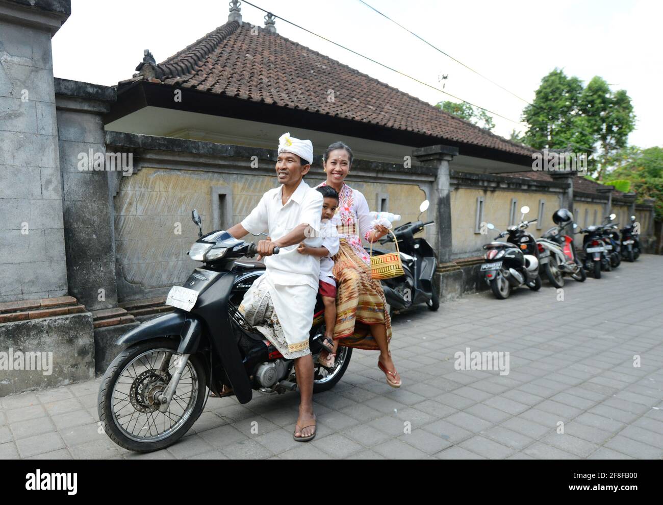 Una famiglia balinese in moto. Foto Stock