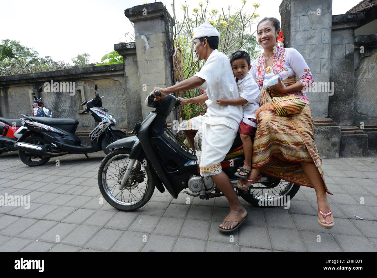 Una famiglia balinese in moto. Foto Stock