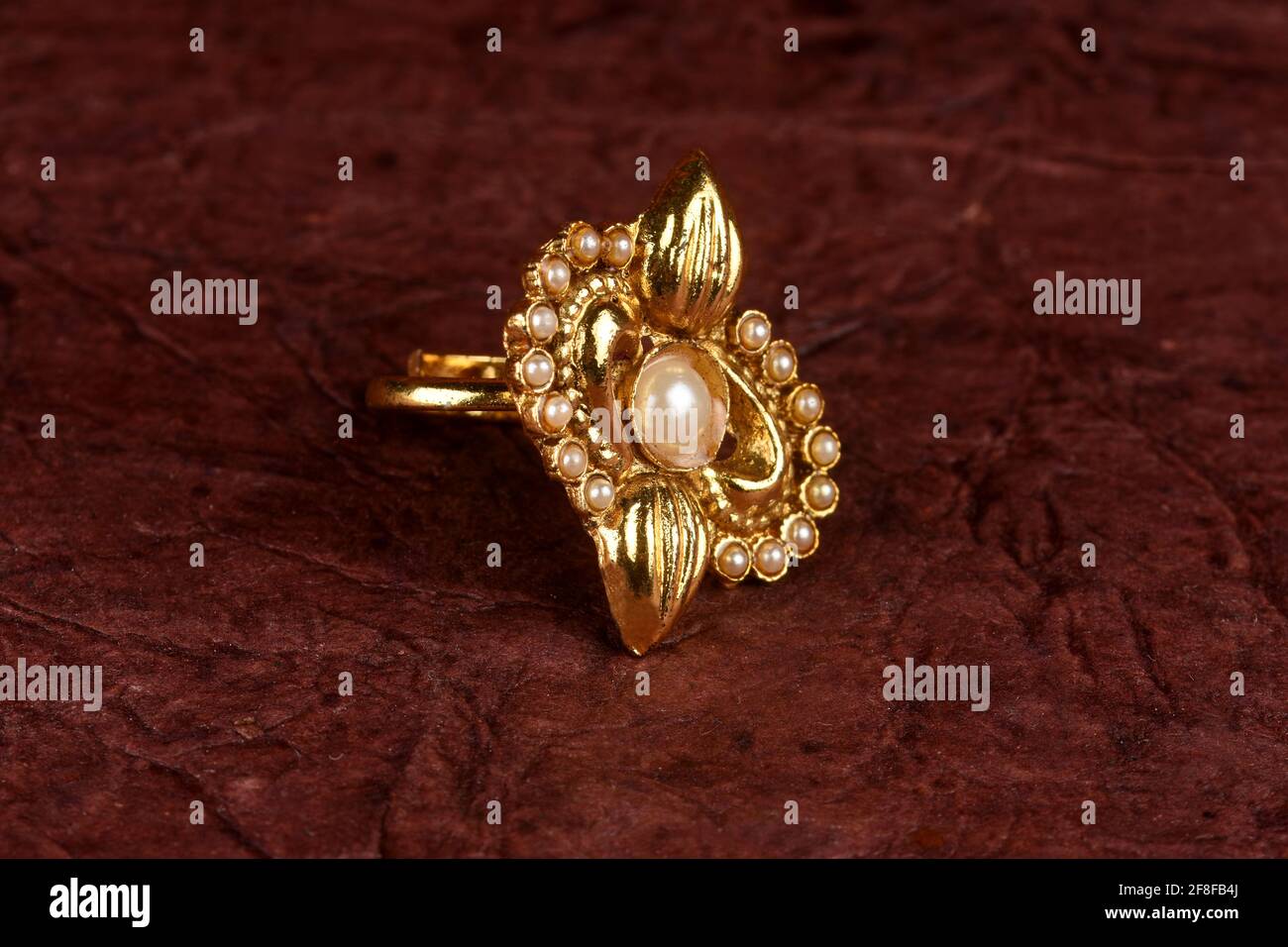 Anello d'oro antico glamour su sfondo testurizzato gioielli tradizionali  indiani, gioielli di nozze con anello d'oro nuziale, anello d'epoca Foto  stock - Alamy