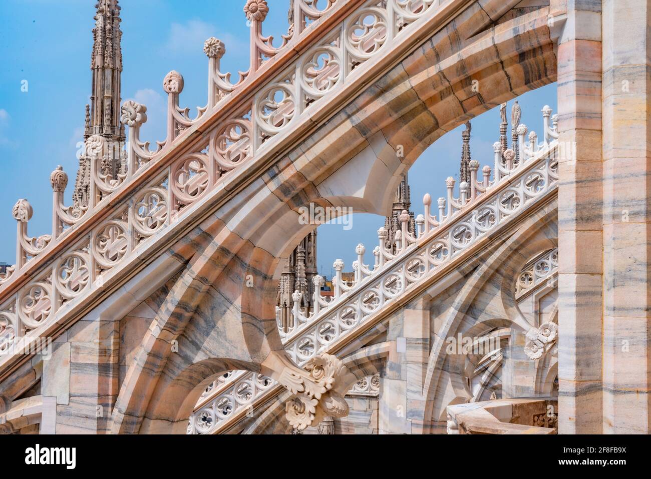 Elementi in pietra sul tetto del Duomo di Milano Foto Stock