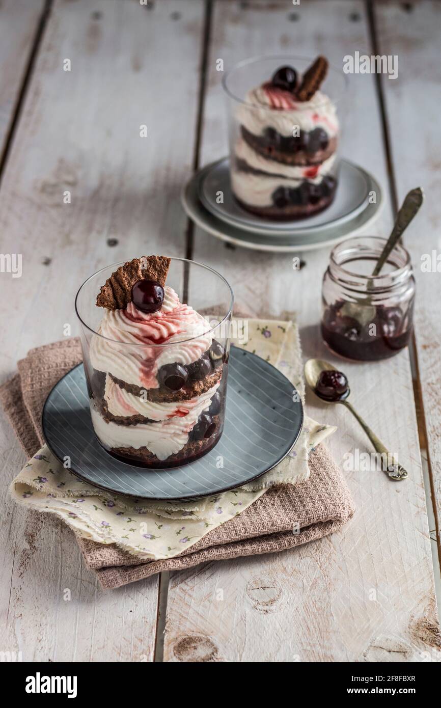 Foresta Nera Tiramisù con crema e ciliegie acide Foto Stock