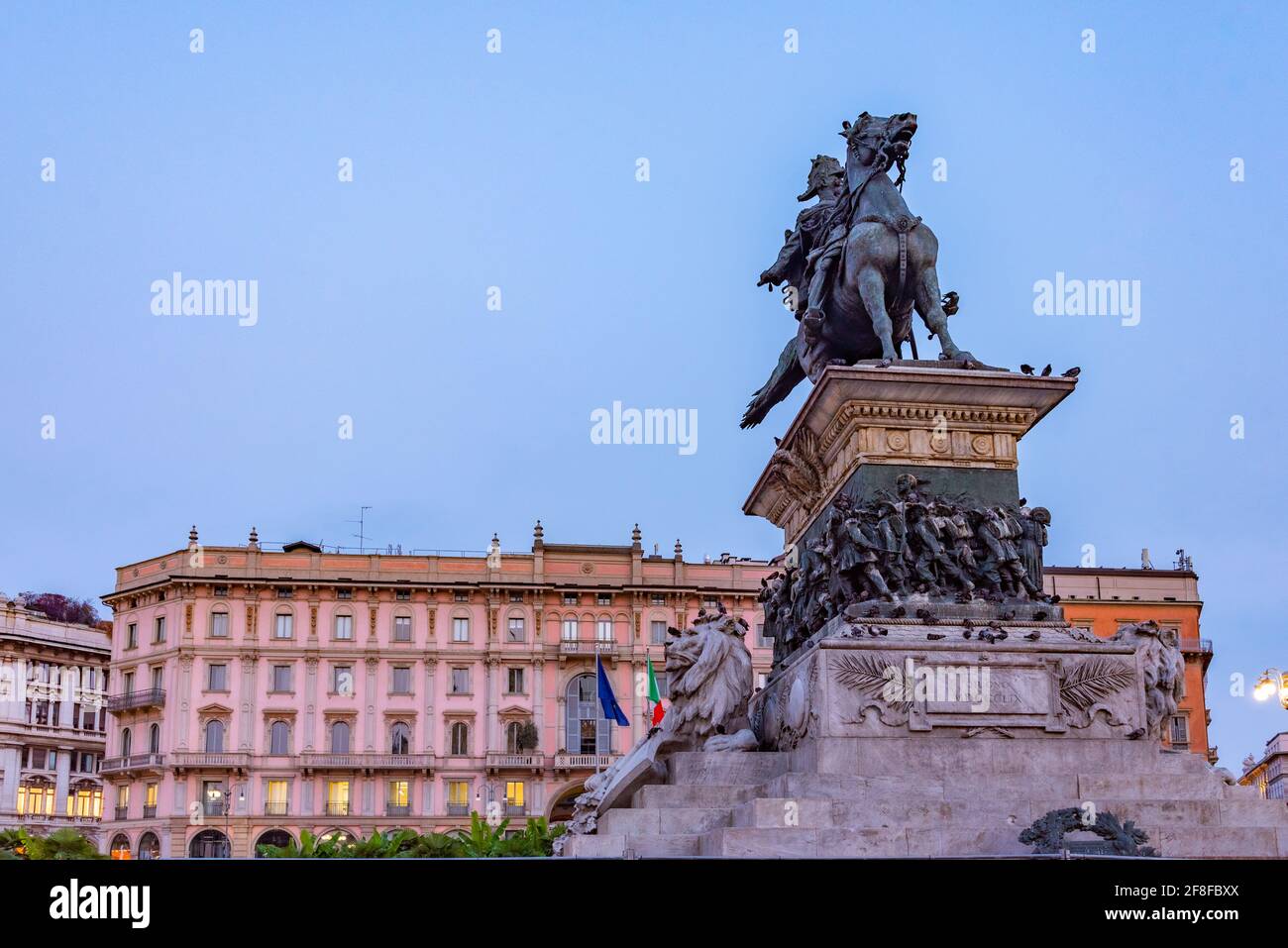 Vista notturna della Statua del Re Vittorio Emanuele II nel centro di Milano Foto Stock