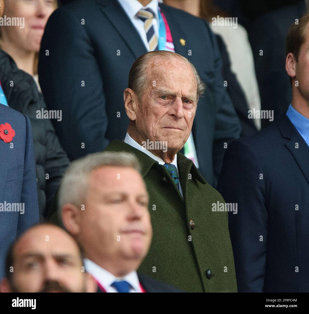 Twickenham, Regno Unito. 15 Ott 2015. Il Principe Phillip il Duca di Edimburgo, il Principe William e il Principe Harry guardando la finale della Coppa del mondo di Rugby a Twickenham. Finale Nuova Zelanda / Australia - Coppa del mondo di rugby 2015 Stadio Twickenham 31/10/2015 Credit: Mark Pain/Alamy Live News Foto Stock