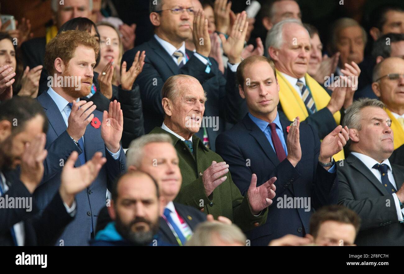 Twickenham, Regno Unito. 15 Ott 2015. Il Principe Phillip il Duca di Edimburgo, il Principe William e il Principe Harry guardando la finale della Coppa del mondo di Rugby a Twickenham Foto Stock