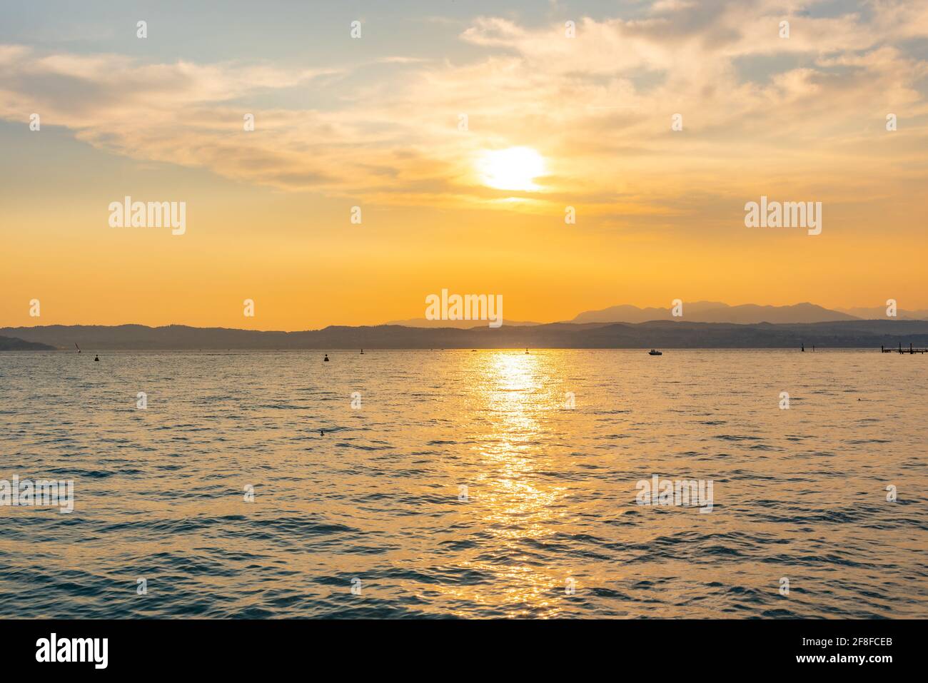 Tramonto sul lago di garda dalla città di Sirmione in Italia Foto Stock