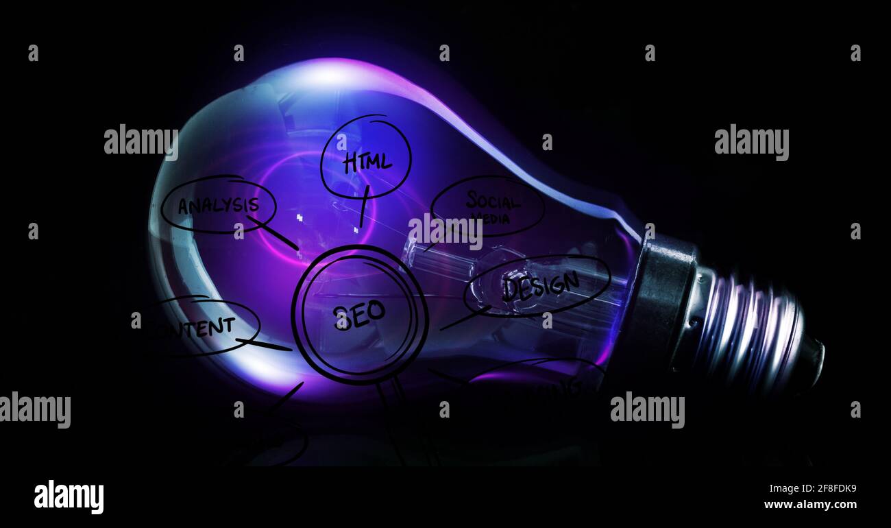 Lampadina e seo grafico su sfondo nero, concetto di ottimizzazione dei motori di ricerca Foto Stock