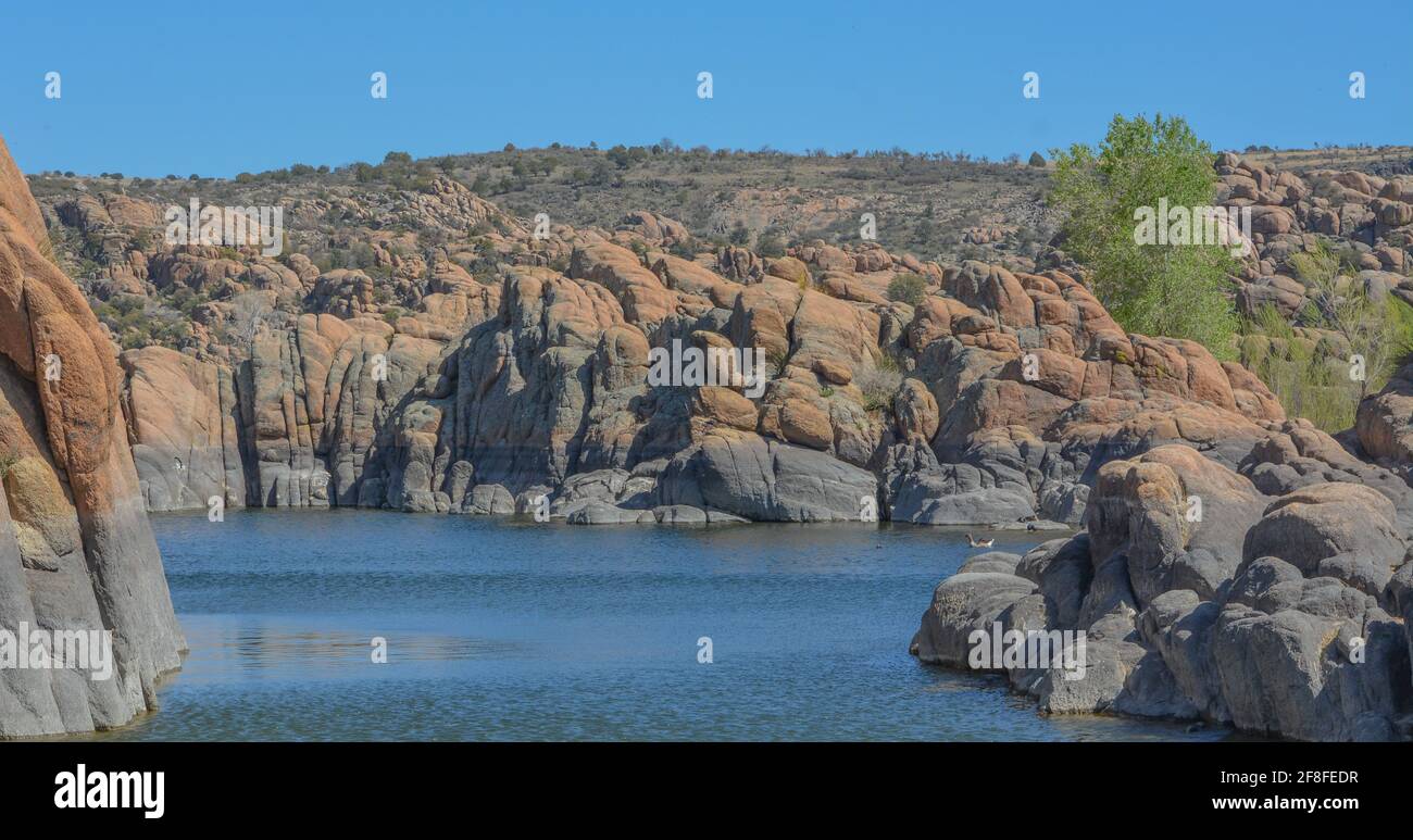 Il lago Watson presenta una pittoresca bedrock in granito a vista con acqua blu brillante. Situato a Prescott, nella contea di Yavapai, Arizona Foto Stock
