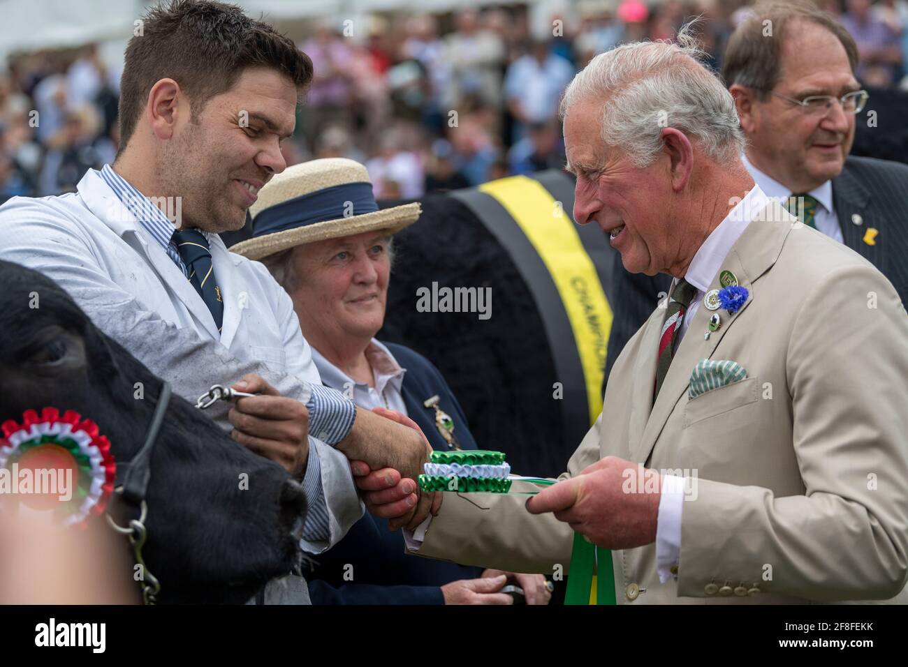 HRH Prince of Wales presenta un trofeo ai proprietari del campione Welsh Black Cattle al Royal Welsh Show nel 2019. Foto Stock