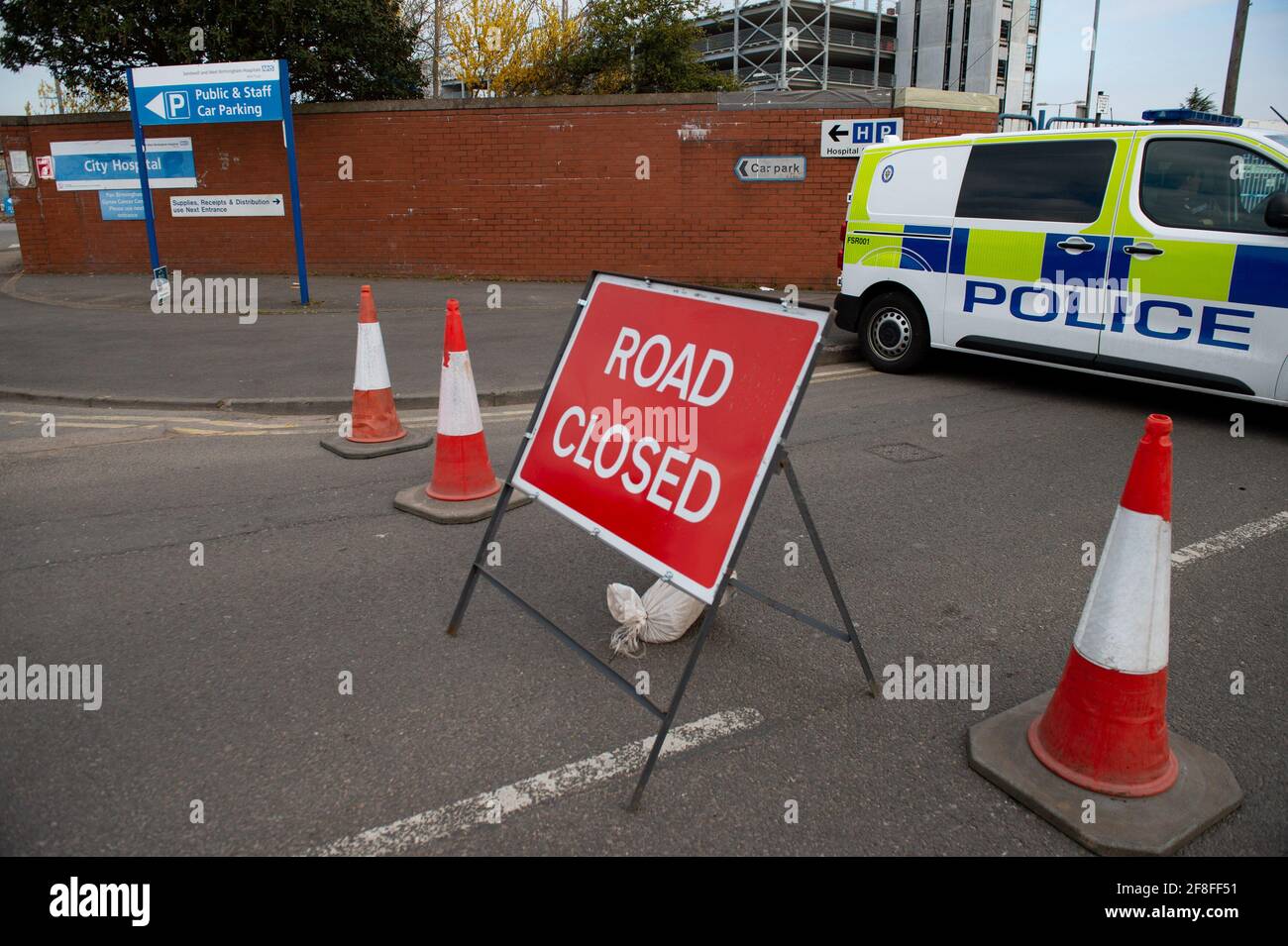 La scena presso la sede industriale sulla Western Road vicino al City Hospital di Birmingham, dove è stata avviata un'indagine sugli omicidi dopo una sparatoria mortale. Un uomo di 31 anni è stato trovato morto il martedì, mentre un altro maschio è stato portato in ospedale con gravi lesioni. Data immagine: Mercoledì 14 aprile 2021. Foto Stock